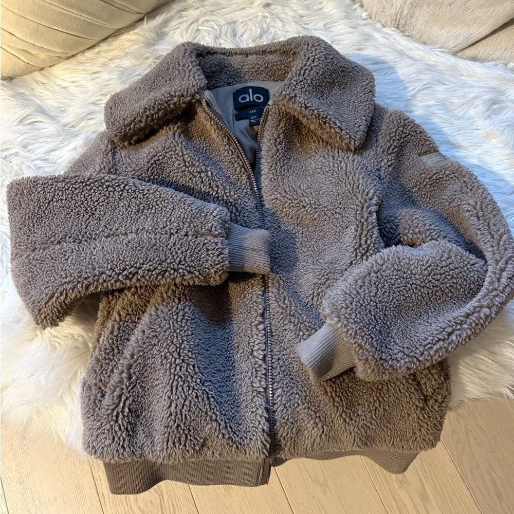 ALO Yoga Sherpa Downtown Jacket in Light Cocoa XXS